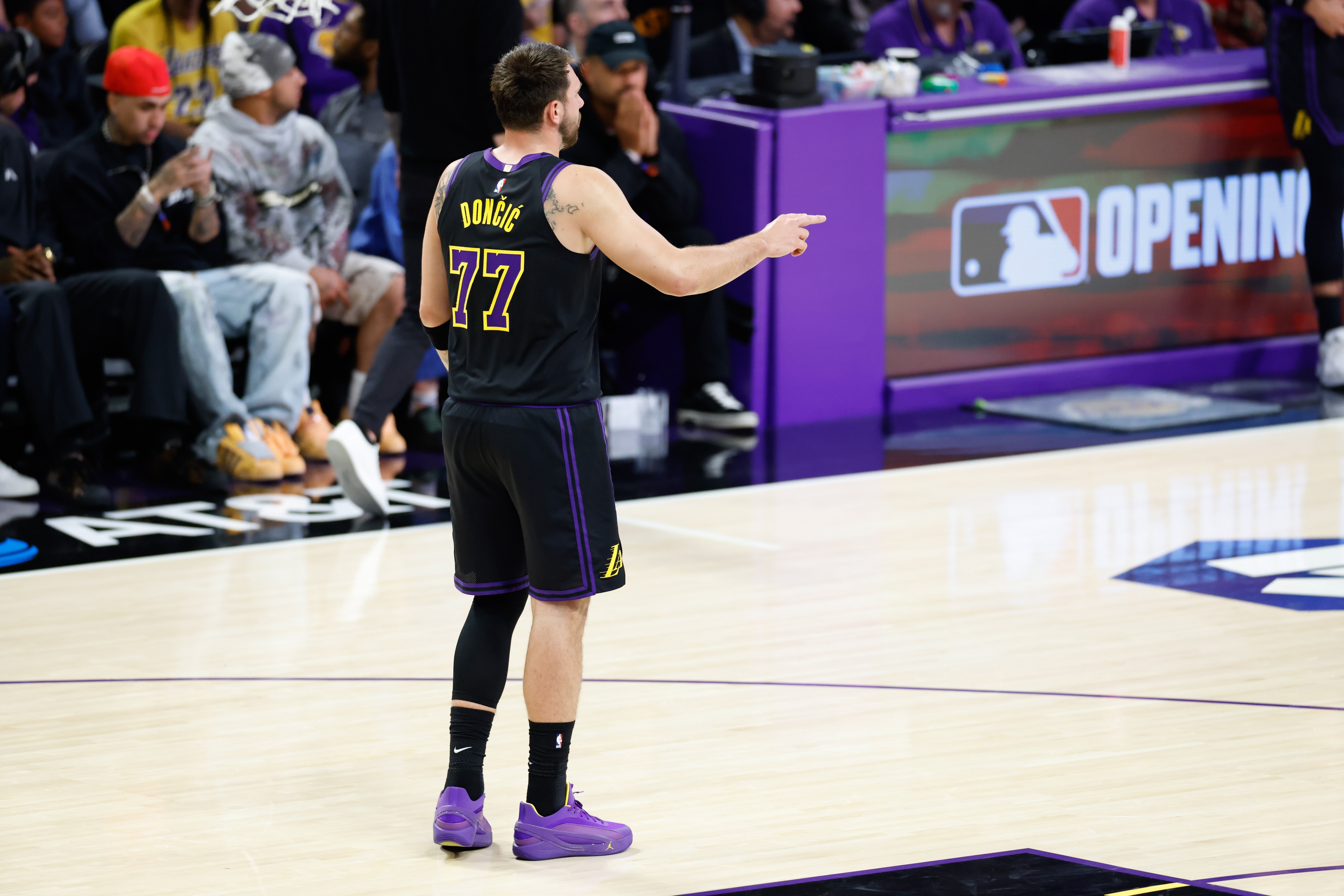 在线入口-奥多姆:湖人根本不防守 全队必须明白他们要弥补东契奇的漏洞